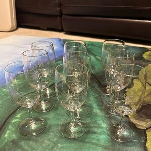 VINTAGE SNOWFLAKE OR STAR WINE DRINKS GLASS SET OFF 9 IN EXCELLENT CONDITION